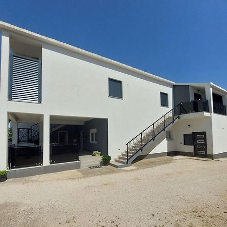 Apartmani Karla Paklenica สตารีกราด-ปาเคลนีซา ภายนอก รูปภาพ