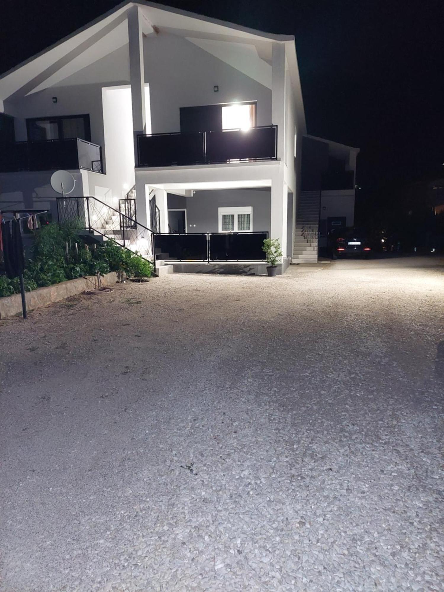 Apartmani Karla Paklenica สตารีกราด-ปาเคลนีซา ภายนอก รูปภาพ