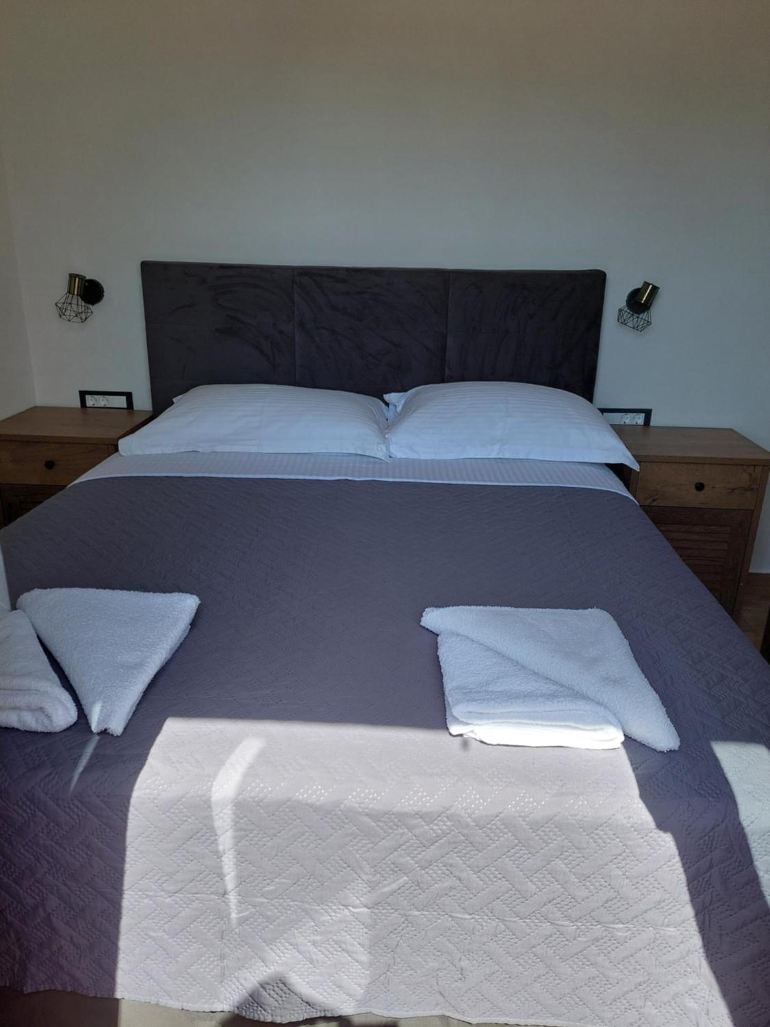 Apartmani Karla Paklenica สตารีกราด-ปาเคลนีซา ภายนอก รูปภาพ