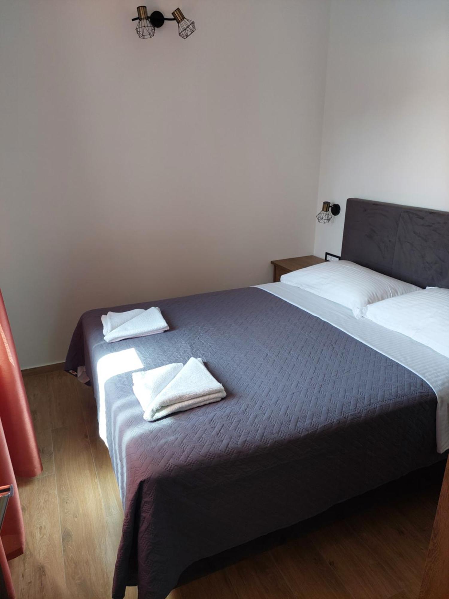 Apartmani Karla Paklenica สตารีกราด-ปาเคลนีซา ภายนอก รูปภาพ