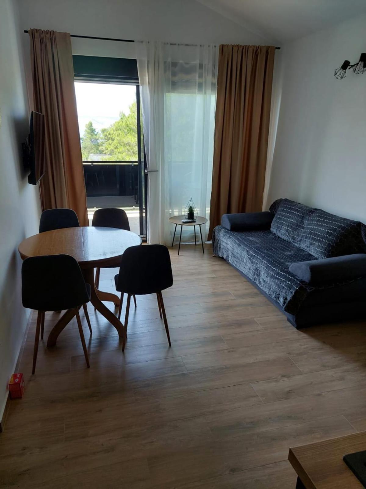 Apartmani Karla Paklenica สตารีกราด-ปาเคลนีซา ภายนอก รูปภาพ
