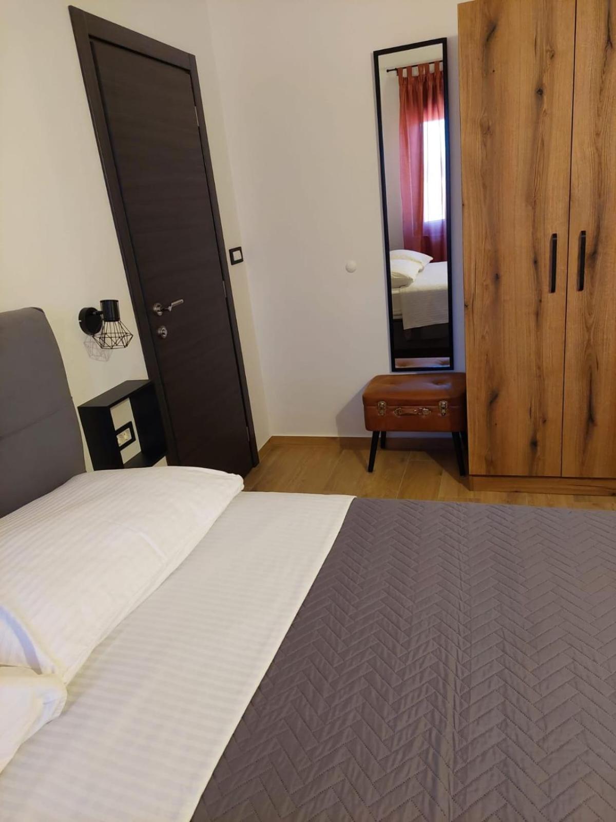 Apartmani Karla Paklenica สตารีกราด-ปาเคลนีซา ภายนอก รูปภาพ